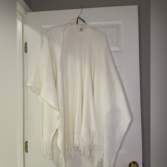 Fringed poncho - Picture 1 of 4